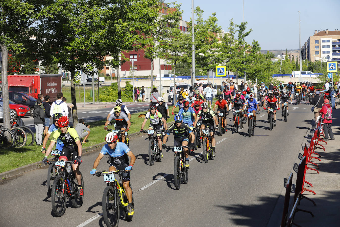 Fotos: Así ha sido la salida de la primera etapa de La Rioja Bike Race