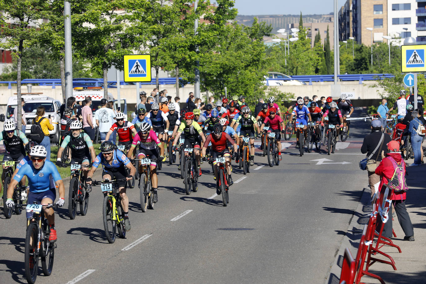 Fotos: Así ha sido la salida de la primera etapa de La Rioja Bike Race