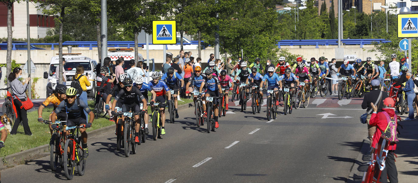 Fotos: Así ha sido la salida de la primera etapa de La Rioja Bike Race