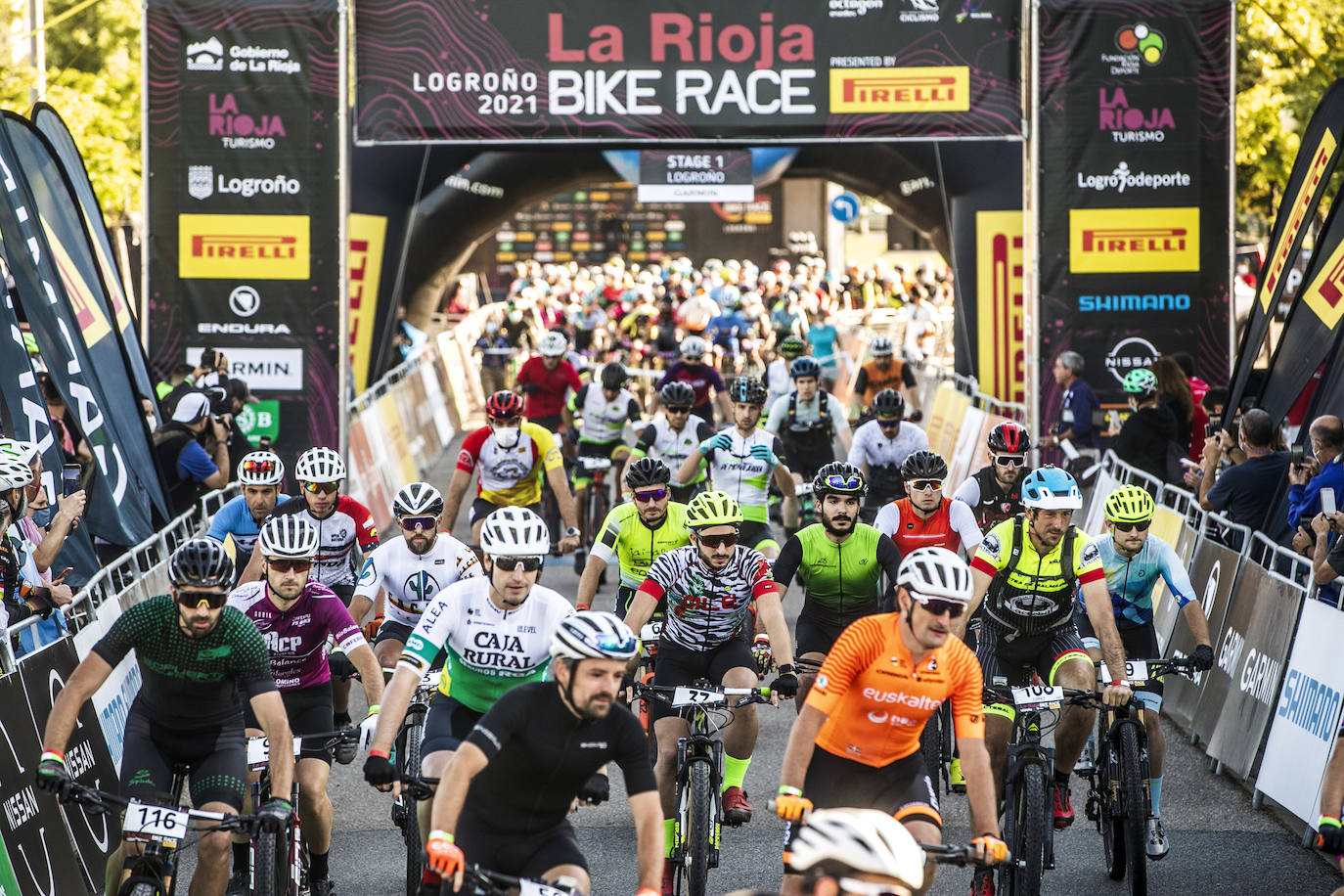 Fotos: Así ha sido la salida de la primera etapa de La Rioja Bike Race