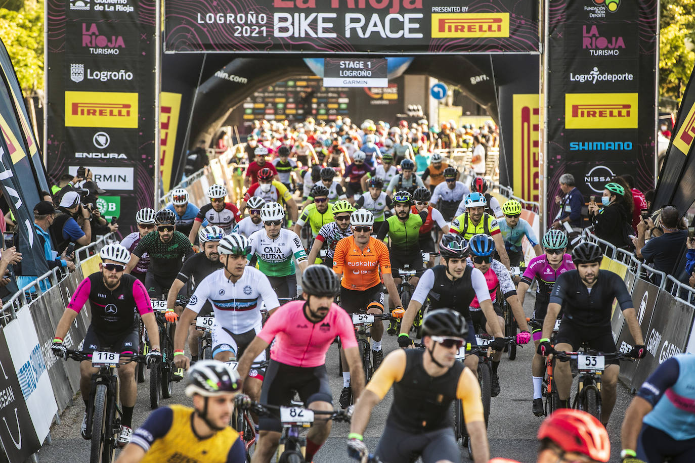 Fotos: Así ha sido la salida de la primera etapa de La Rioja Bike Race