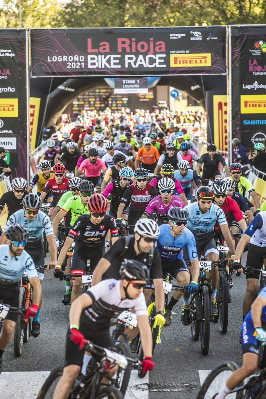 Fotos: Así ha sido la salida de la primera etapa de La Rioja Bike Race