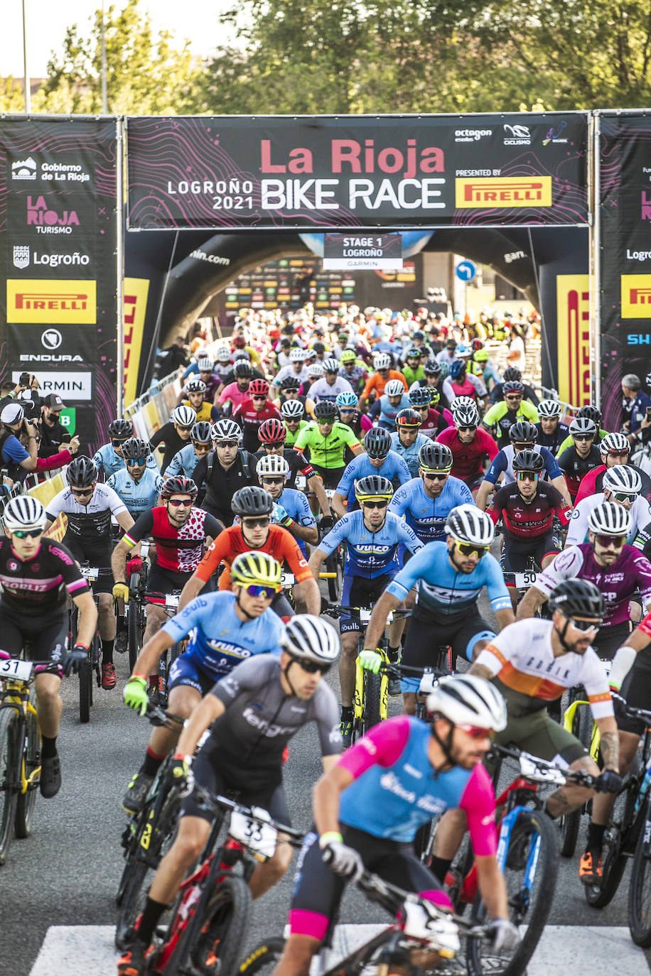 Fotos: Así ha sido la salida de la primera etapa de La Rioja Bike Race