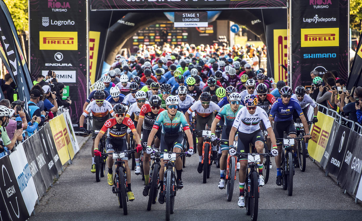 Fotos: Así ha sido la salida de la primera etapa de La Rioja Bike Race