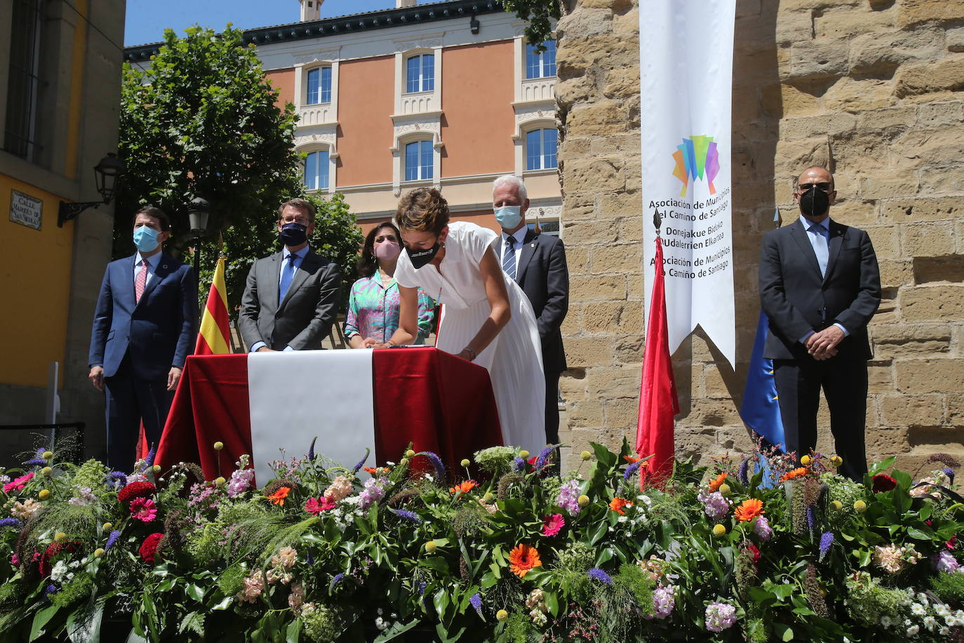 El Gobierno de La Rioja, junto al de Galicia, Aragón, Navarra y Castilla y León, unidos por el Camino de Santiago, convocados por los municipios del Camino, firman en Logroño una Declaración de Cooperación Interregional. 