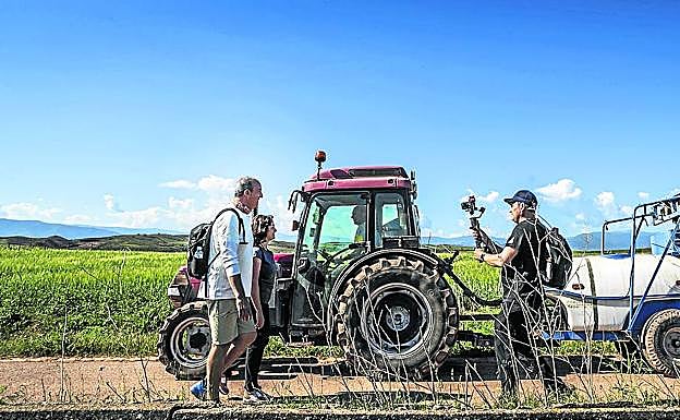Concha Andreu y Toño del Río comparten Camino con un tractor que atendía las labores de la viña.