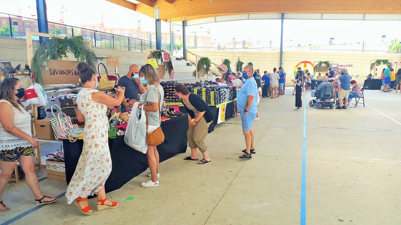 Una veintena de expositores participaron el domingo en el I Mercado Artesano de San Juan, que organizó el Ayuntamiento de Villamediana de Iregua en el patio del CEIP Gonzalo de Berceo.