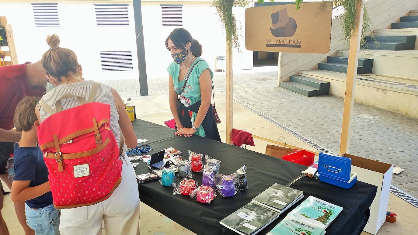 Una veintena de expositores participaron el domingo en el I Mercado Artesano de San Juan, que organizó el Ayuntamiento de Villamediana de Iregua en el patio del CEIP Gonzalo de Berceo.