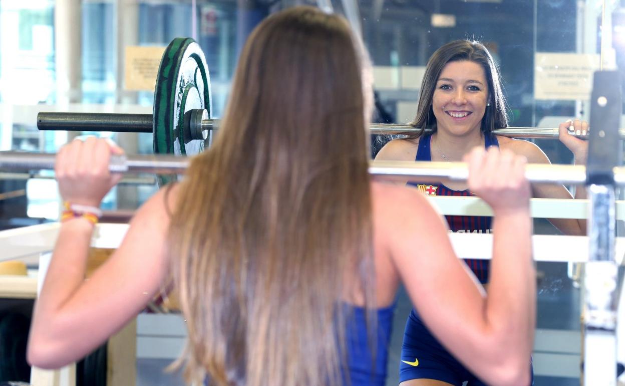 Elba Parmo levanta unas pesas en el gimnasio del Adarraga. 