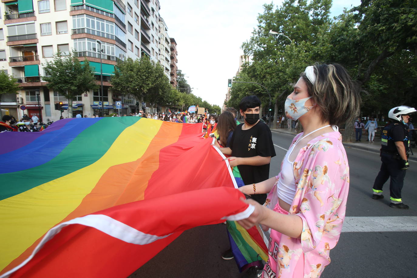 Este lunes se ponía punto y final a una semana de actividades coordinadas por Marea Arcoíris, en Logroño, y por distintos colectivos, en el resto de La Rioja. El acto más multitudinario tuvo lugar en El Espolón, donde más de un millar de personas se reunieron bajo el lema 'Lucha por tu orgullo, ni un paso atrás'. 