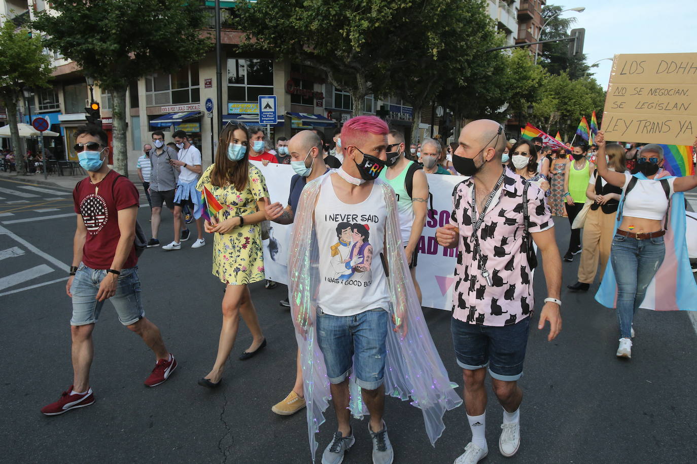 Este lunes se ponía punto y final a una semana de actividades coordinadas por Marea Arcoíris, en Logroño, y por distintos colectivos, en el resto de La Rioja. El acto más multitudinario tuvo lugar en El Espolón, donde más de un millar de personas se reunieron bajo el lema 'Lucha por tu orgullo, ni un paso atrás'. 