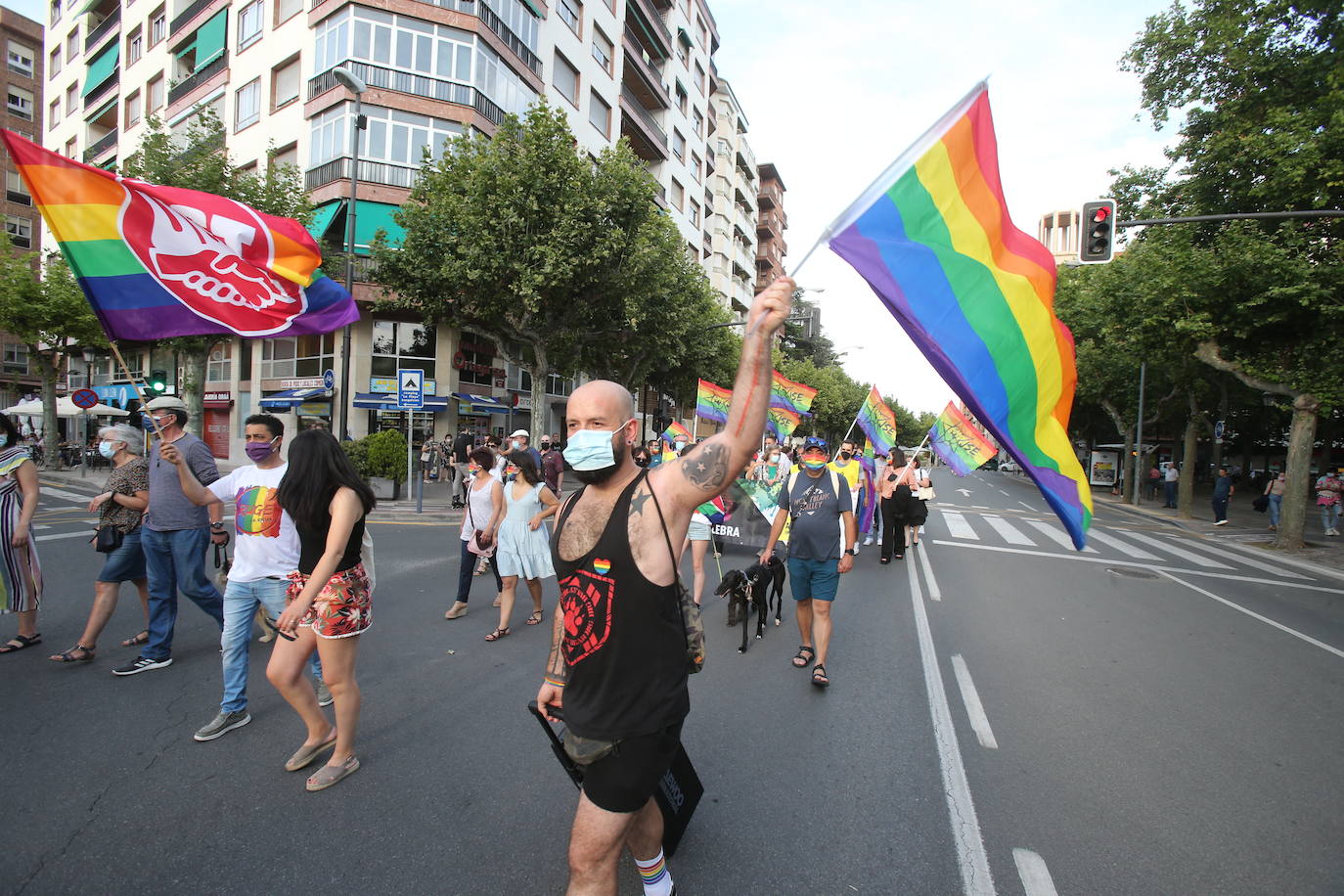 Este lunes se ponía punto y final a una semana de actividades coordinadas por Marea Arcoíris, en Logroño, y por distintos colectivos, en el resto de La Rioja. El acto más multitudinario tuvo lugar en El Espolón, donde más de un millar de personas se reunieron bajo el lema 'Lucha por tu orgullo, ni un paso atrás'. 