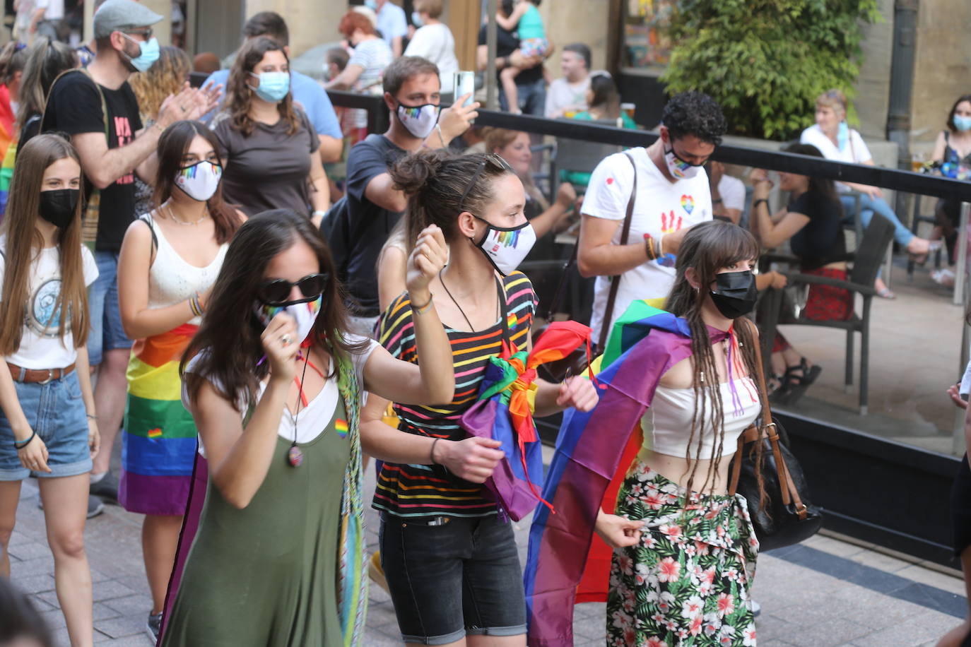 Este lunes se ponía punto y final a una semana de actividades coordinadas por Marea Arcoíris, en Logroño, y por distintos colectivos, en el resto de La Rioja. El acto más multitudinario tuvo lugar en El Espolón, donde más de un millar de personas se reunieron bajo el lema 'Lucha por tu orgullo, ni un paso atrás'. 