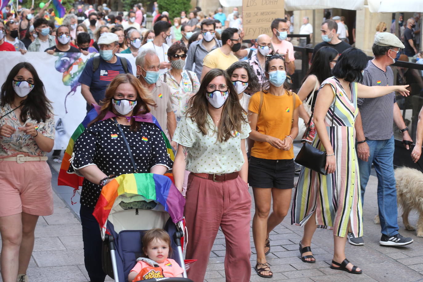 Este lunes se ponía punto y final a una semana de actividades coordinadas por Marea Arcoíris, en Logroño, y por distintos colectivos, en el resto de La Rioja. El acto más multitudinario tuvo lugar en El Espolón, donde más de un millar de personas se reunieron bajo el lema 'Lucha por tu orgullo, ni un paso atrás'. 