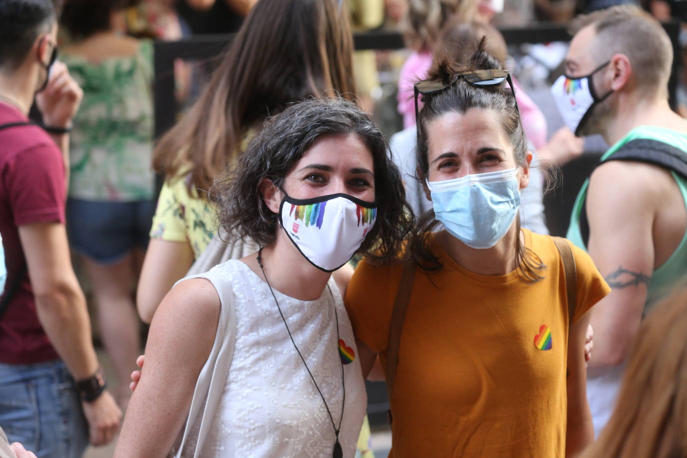 Este lunes se ponía punto y final a una semana de actividades coordinadas por Marea Arcoíris, en Logroño, y por distintos colectivos, en el resto de La Rioja. El acto más multitudinario tuvo lugar en El Espolón, donde más de un millar de personas se reunieron bajo el lema 'Lucha por tu orgullo, ni un paso atrás'. 