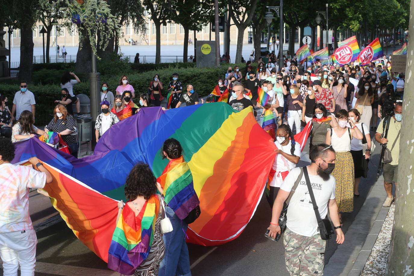 Este lunes se ponía punto y final a una semana de actividades coordinadas por Marea Arcoíris, en Logroño, y por distintos colectivos, en el resto de La Rioja. El acto más multitudinario tuvo lugar en El Espolón, donde más de un millar de personas se reunieron bajo el lema 'Lucha por tu orgullo, ni un paso atrás'. 