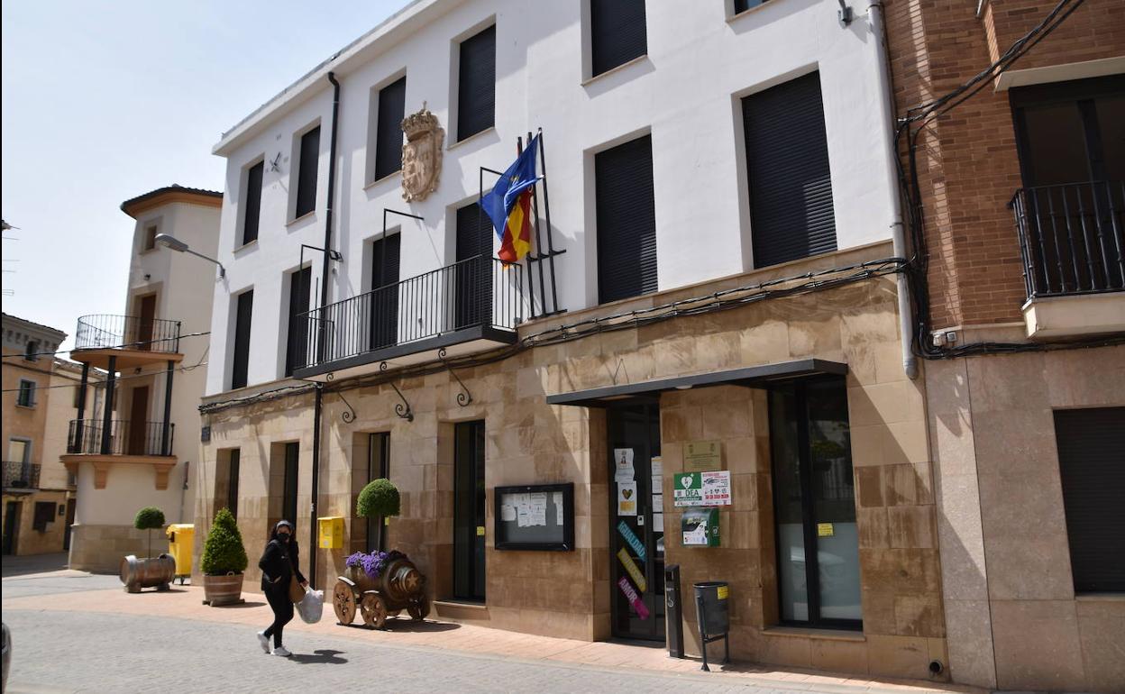 Fachada del ayuntamiento de Alcanadre. 