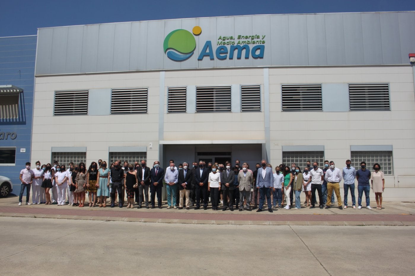 La visita a las instalaciones, oficinas, laboratorio y talleres del grupo Aema finalizó a mediodía de ayer con una foto de familia con los trabajadores. 