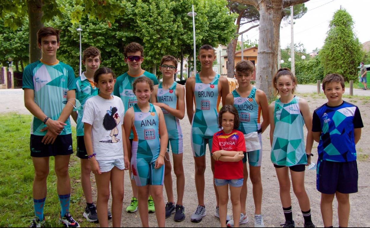 Los participantes de las distintas categorías posan al final del triatlón. 