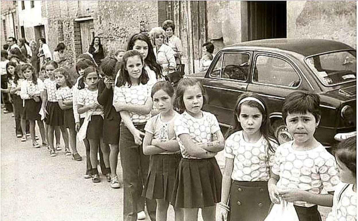 Niñas en Rincón de Olivedo formando en 1968