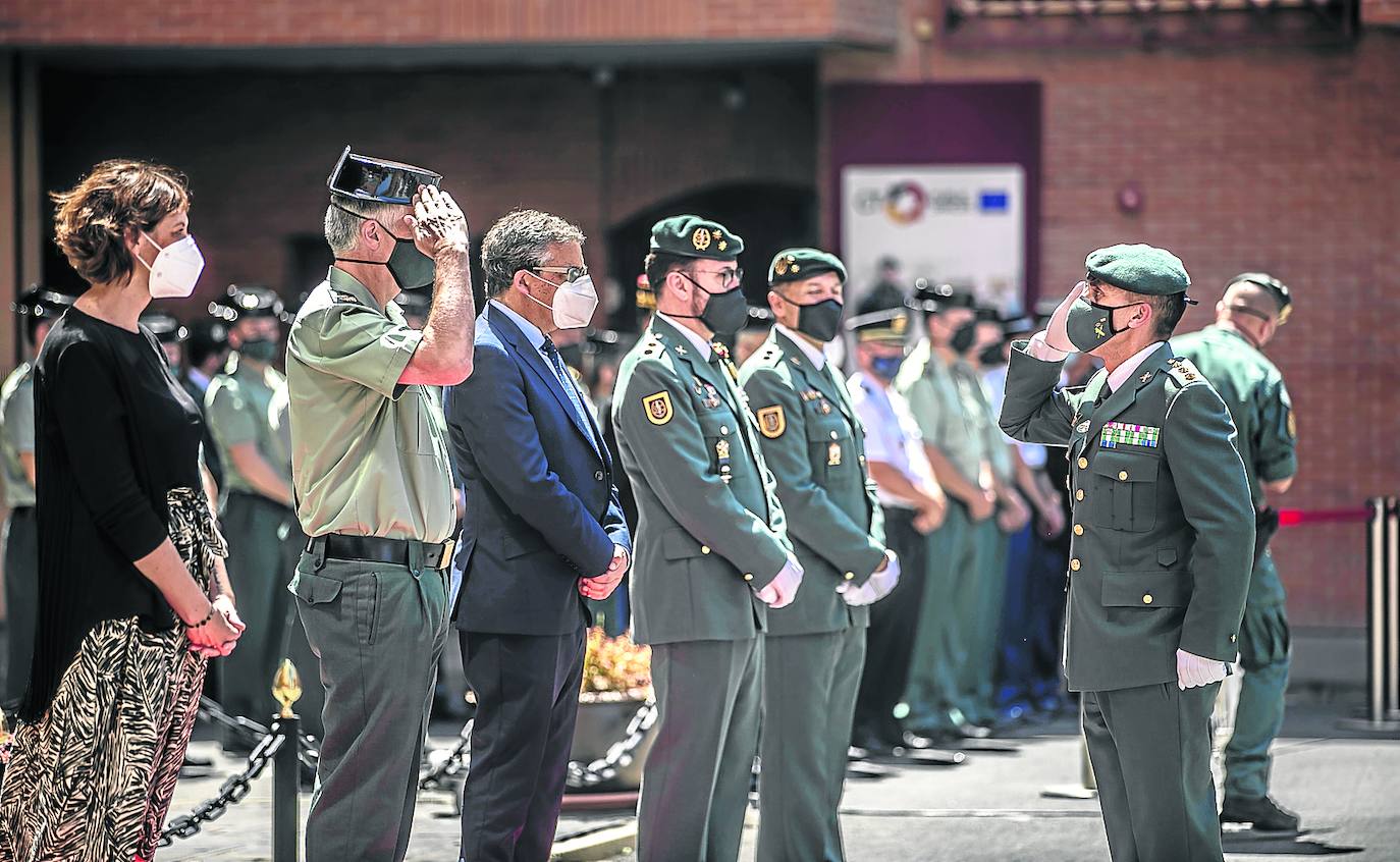 El nuevo jefe de la UAR, el coronel Molano, saluda al número 3 de la Guardia Civil, el teniente general Félix Jesús Blázquez. 