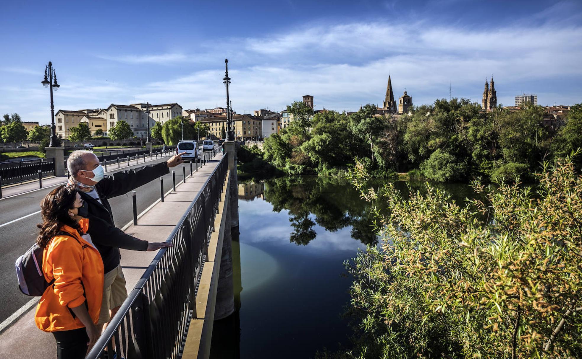 Los primeros pasos de la primera etapa, sobre el Puente de Piedra, permiten a los peregrinos otear el perfil de ciudad.