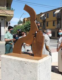 Imagen secundaria 2 - Alfaro inaugura las tres esculturas homenaje a los fallecidos por el COVID y a los sanitarios