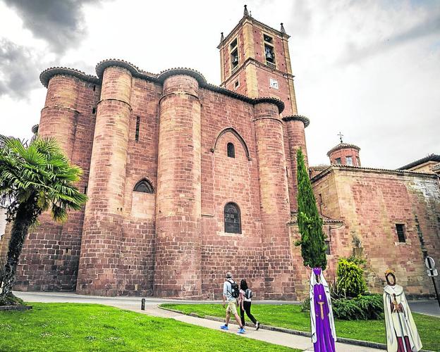 El monasterio de Santa María la Real, un coloso que cierra la primera etapa del Camino en La Rioja. 