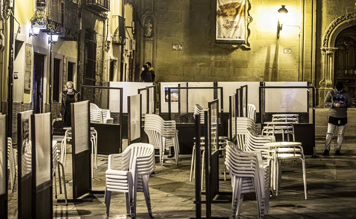 Terrazas recogidas en un bar del centro de Logroño, en una imagen de archivo. 