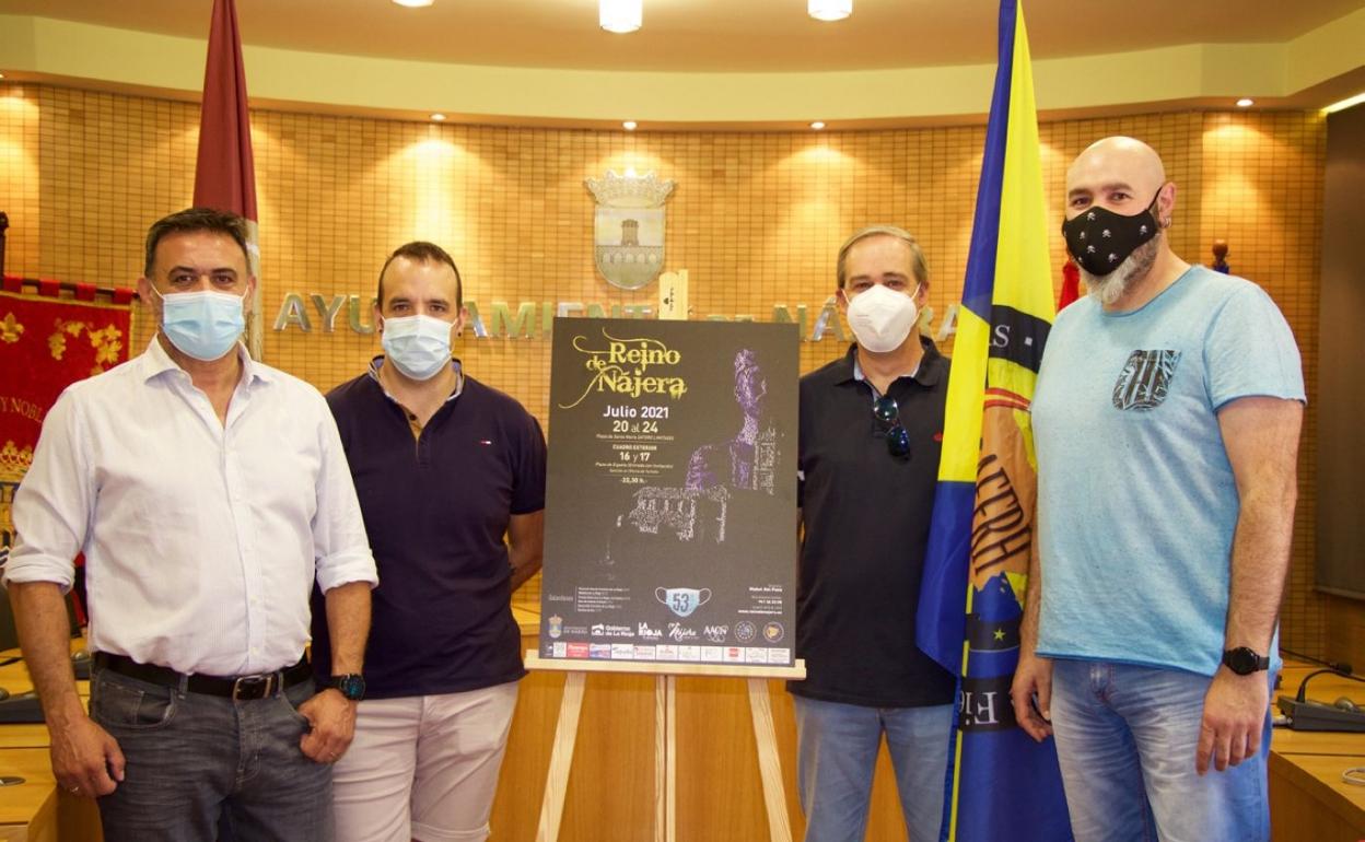 Representantes de la AACN junto al alcalde de Nájera en la presentacón del cartel, ayer, en el ayuntamiento. 