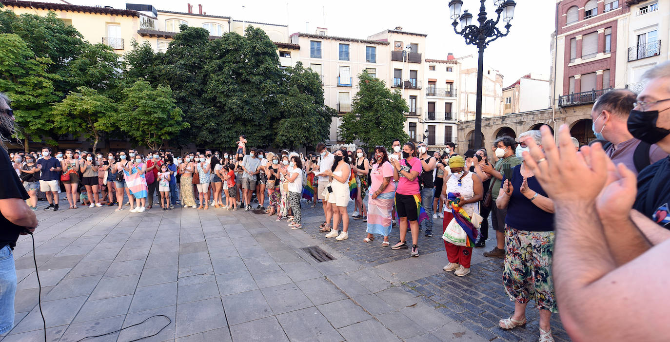 La concentración fue un homenaje al joven y una muestra de rechazo al «odio a las personas LGTBI» y contra cualquier fobia