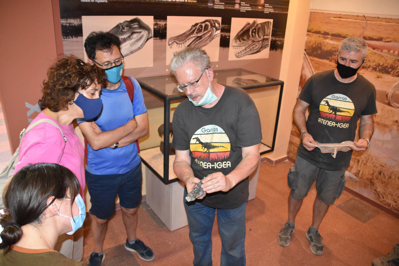 Los responsables del Museo de Dinosaurios de Salas de los Infantes visitaron ayer el yacimiento y el Centro de Interpretación Paleontológica de La Rioja de Igea