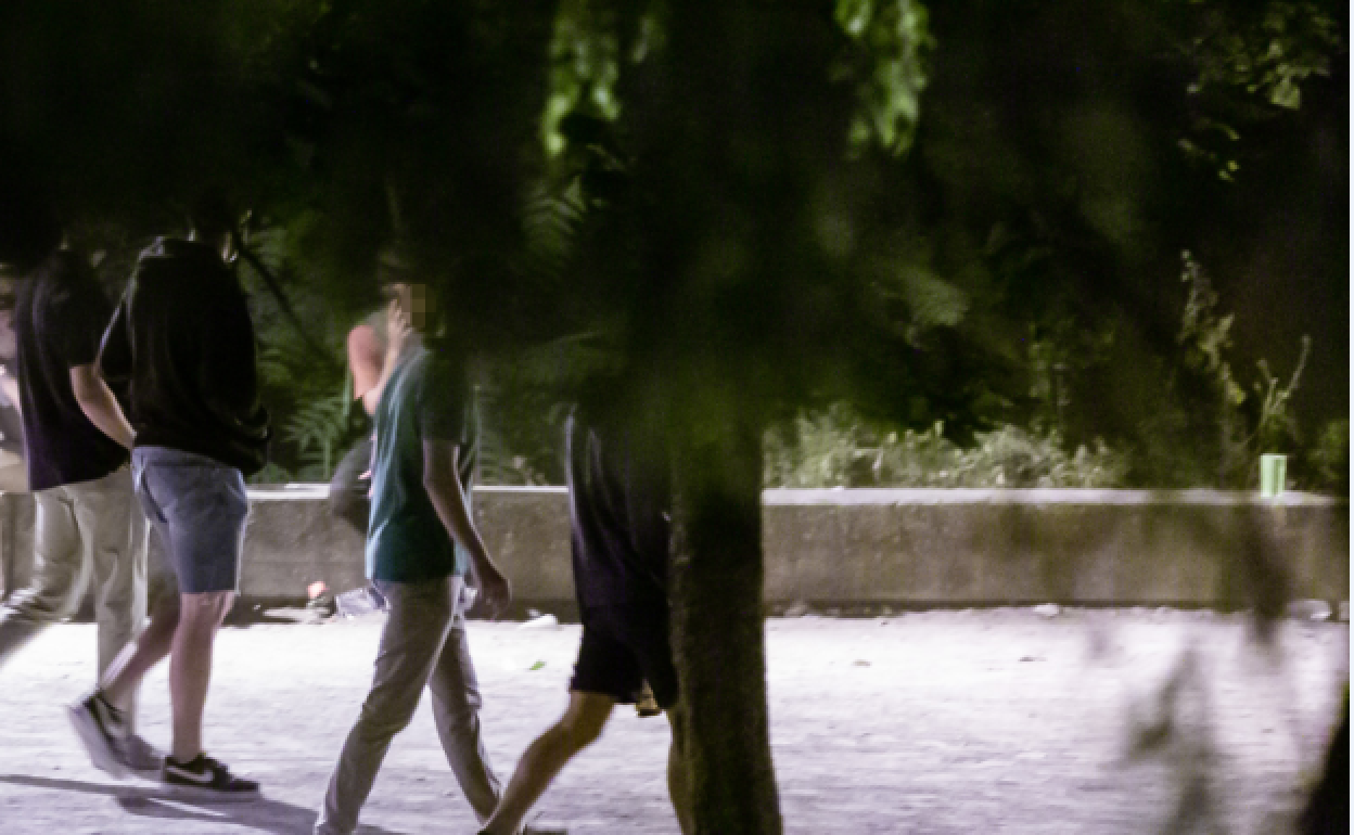 Jóvenes este fin de semana en el parque del Ebro. 