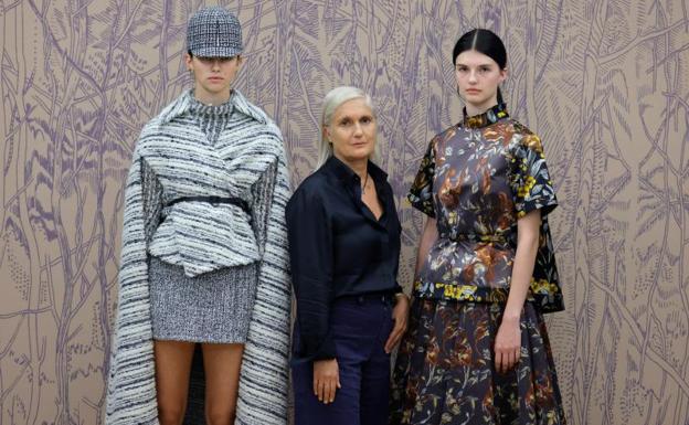 Imagen principal - Arriba, Maria Grazia Chiuri con dos modelos. Abajo, dos momentos del desfile. 