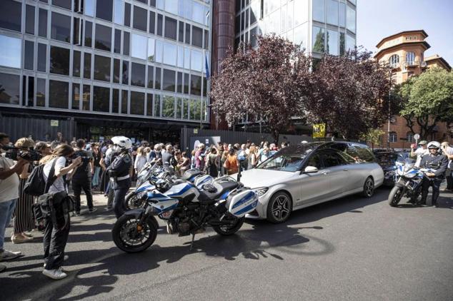 El coche fúnebre con el féretro de Raffaella Carrà pasa por los estudios de la televisión pública italiana, la RAI, desde los que la artista conquistó al mundo entero.