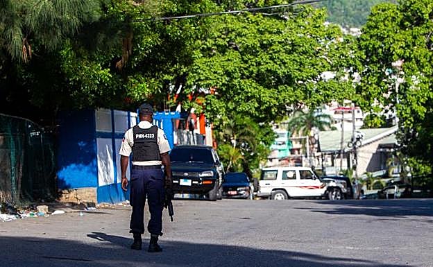 Agentes montan guardia tras el asesinato del presidente Jovenel Moise hoy, en Puerto Príncipe (Haití) 