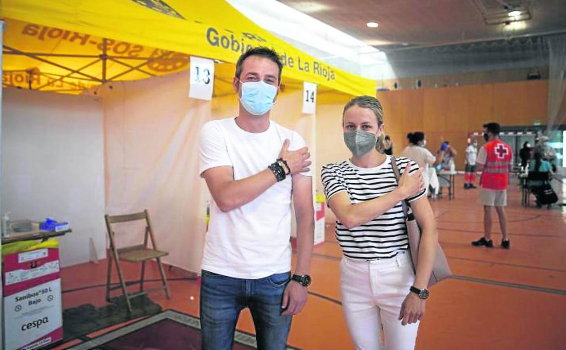 David y Carmela, tras recibir ayer las primera dosis destinadas a los treintañeros riojanos en Calahorra. 