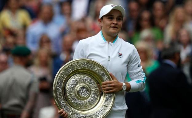 Ashleigh Barty posa con el trofeo que la acredita como campeona de Wimbledon. 