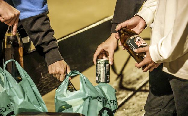 Los jóvenes en el botellón: «Necesitamos disfrutar de la vida»