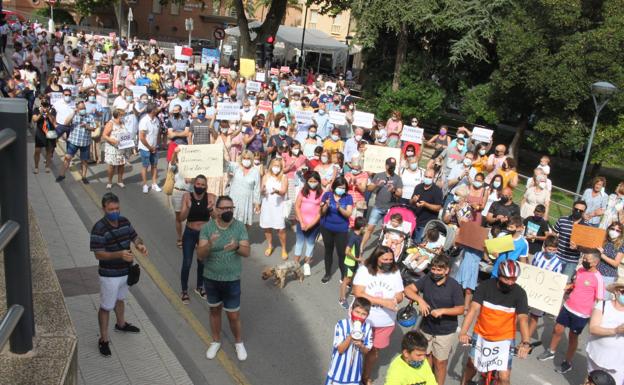 Unas 600 personas marchan por la Sanidad en Alfaro demandando pediatras y médicos