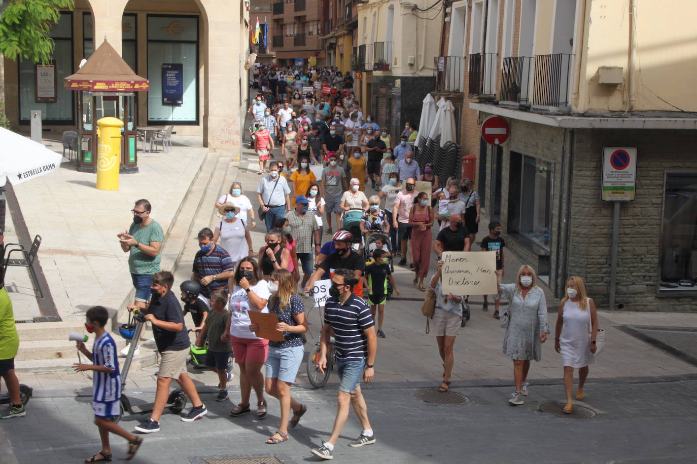 Unas 600 personas marchan por la Sanidad en Alfaro demandando pediatras y médicos