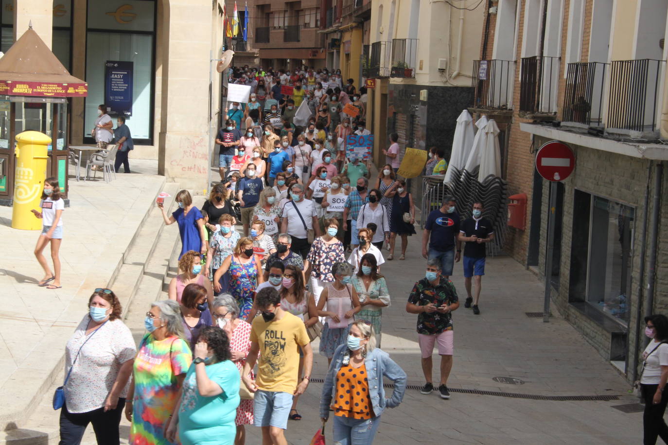 Unas 600 personas marchan por la Sanidad en Alfaro demandando pediatras y médicos