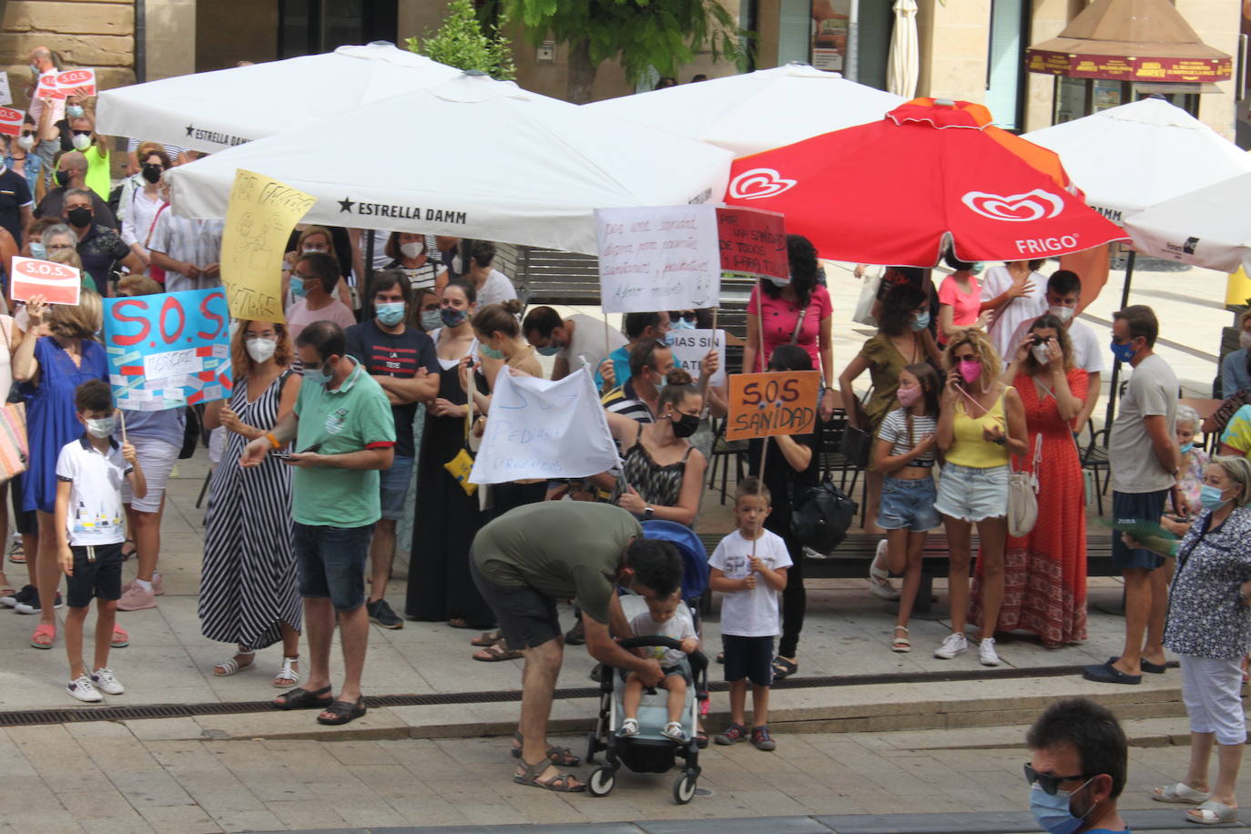 Unas 600 personas marchan por la Sanidad en Alfaro demandando pediatras y médicos