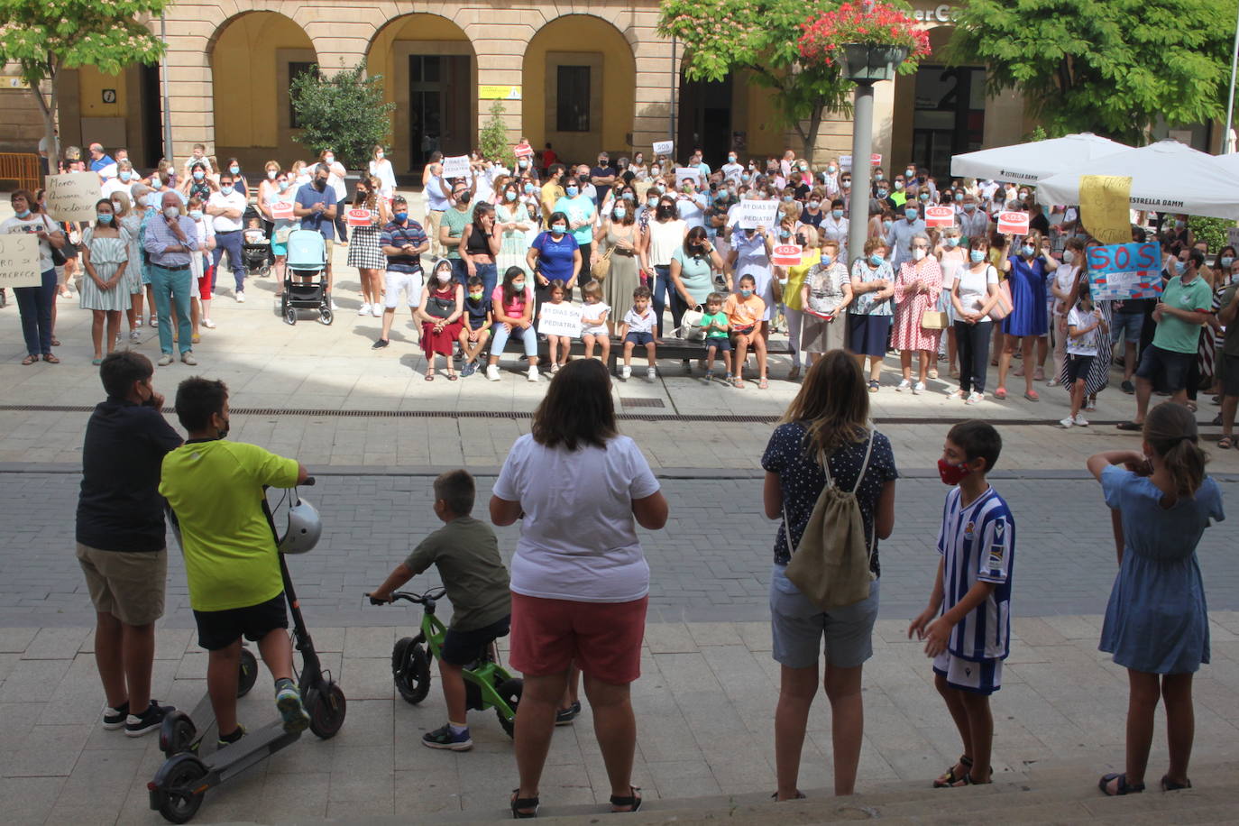 Unas 600 personas marchan por la Sanidad en Alfaro demandando pediatras y médicos