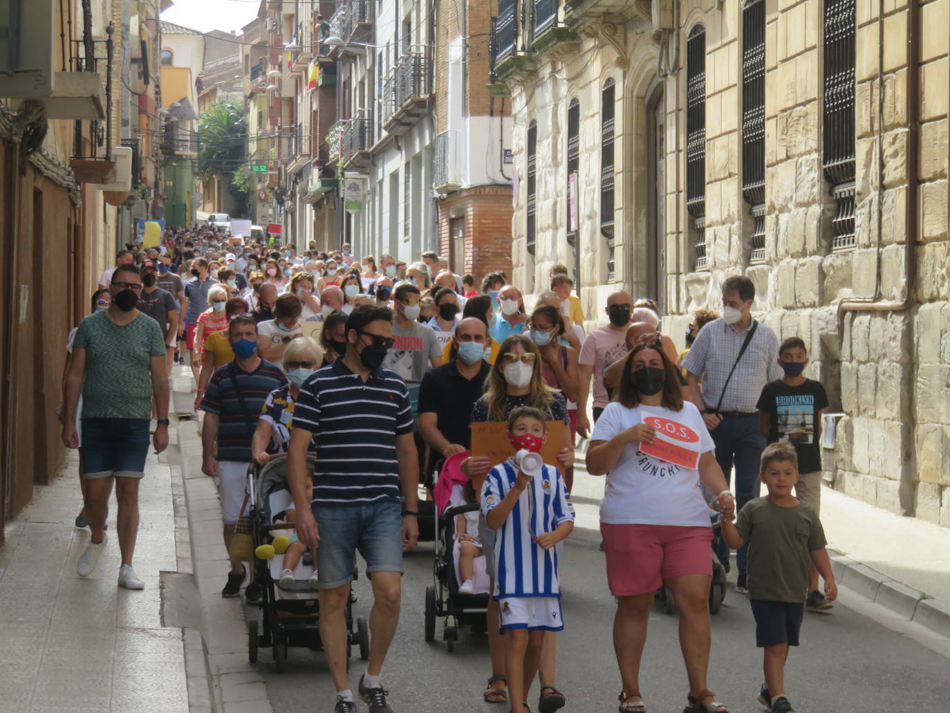 Unas 600 personas marchan por la Sanidad en Alfaro demandando pediatras y médicos