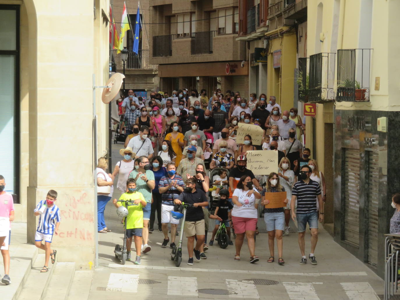 Unas 600 personas marchan por la Sanidad en Alfaro demandando pediatras y médicos