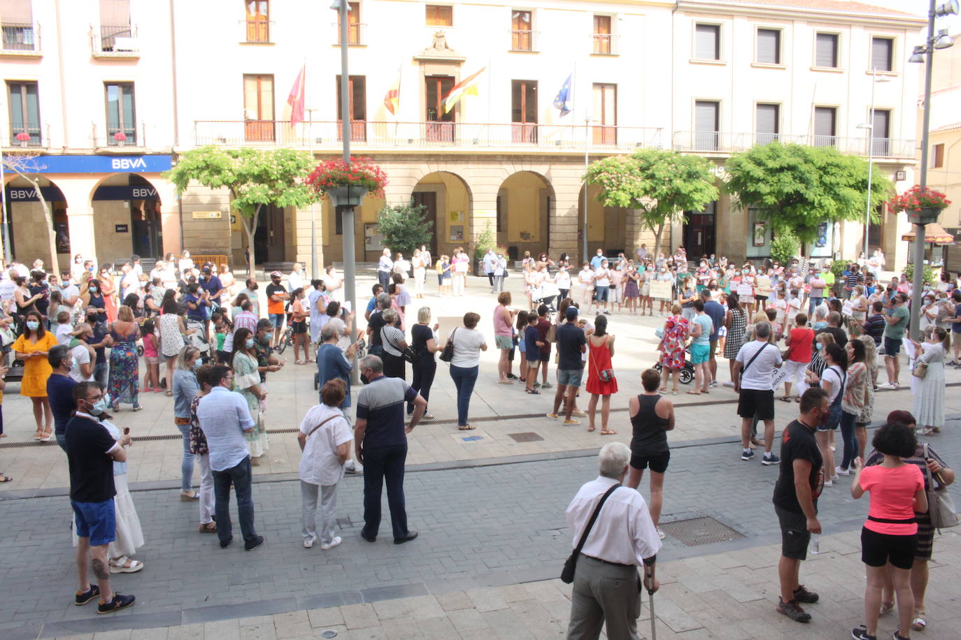 Unas 600 personas marchan por la Sanidad en Alfaro demandando pediatras y médicos