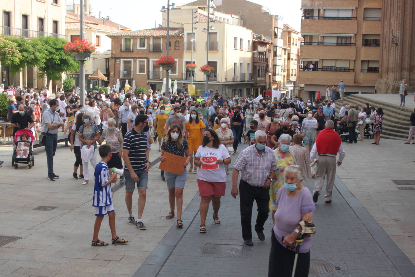 Unas 600 personas marchan por la Sanidad en Alfaro demandando pediatras y médicos