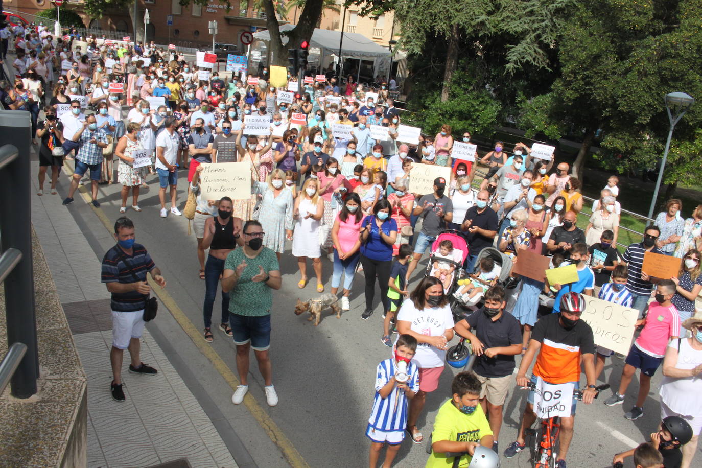 Unas 600 personas marchan por la Sanidad en Alfaro demandando pediatras y médicos