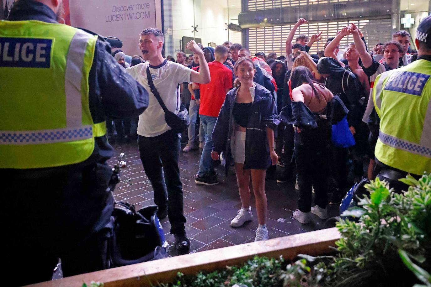 Fotos: Imágenes de los disturbios efectuados por los aficionados ingleses tras la derrota de Inglaterra en la final de la Eurocopa